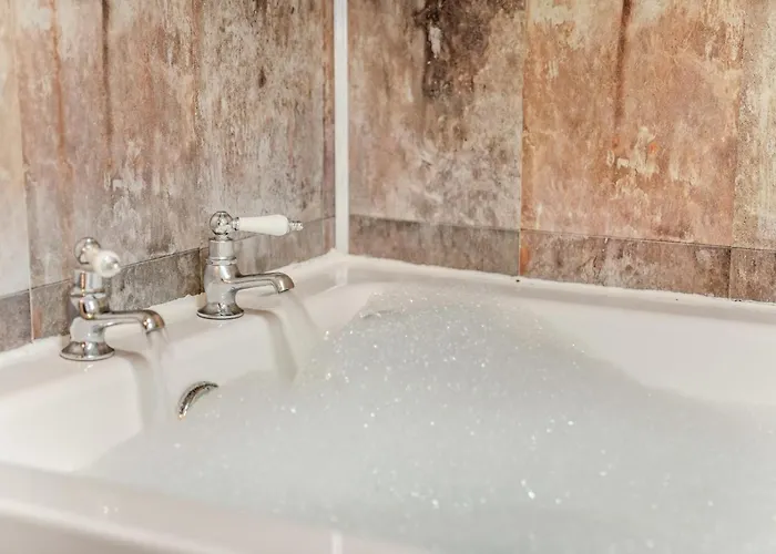 4 Bed In Oc-w506 Whitby