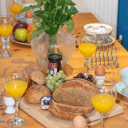 4 Bed In Whitby Oc-W506 *